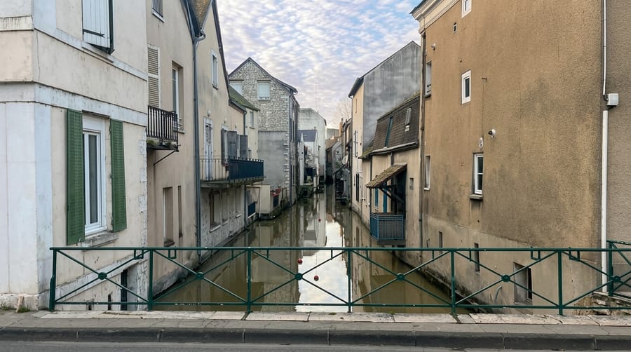 Le canal entre les maisons, à Montargis