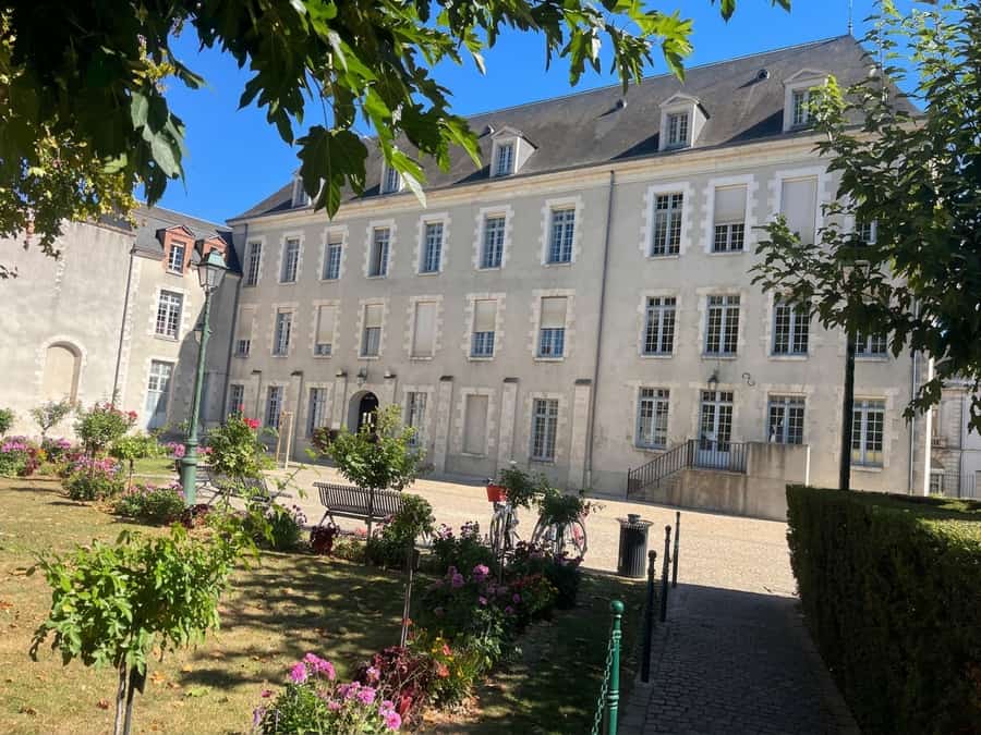 Une cour-jardin fleurie, à Montargis